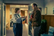 Primin versucht seine alten Kontakte spielen zu lassen: Ida Häfliger als Ida, Dragan Vujic als Pirmin