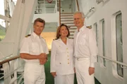 Auch die Schiffscrew freut sich auf den Landausflug: Dr. Wolf Sander (Nick Wilder), Chefhostess Beatrice (Heide Keller), Oskar Schifferle (Harald Schmidt) (v. li. n. re.) Honorarfrei - nur für diese Sendung bei Nennung ZDF und Dirk Bartling