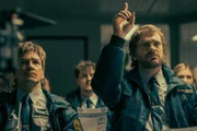 Die Polizei beim Briefing, vorne, v.li.: Vincent Kucholl als Flic Jean-Pierre, Vincent Veillon als Flic Jean-Claude