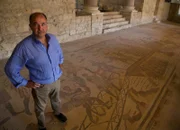 Dr. Roccaforte in der Villa Romana del Casale auf Sizilien. Der archaologische Leiter zeigt das beruhmte Mosaik der Villa, auf dem ein "Tiertransport" dargestellt ist, die Tiere kommen per Schiff nach Rom.