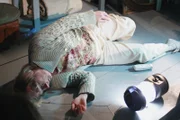 Als Mrs. McClusky (Kathryn Joosten) nach dem rechten in ihrer Kühltruhe sehen will, stürzt sie die Treppe hinunter und bleibt verletzt liegen ...