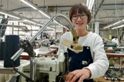 Schneiderin Rei Yamamoto freut sich, dass Stoffe dank der Brücke problemlos zwischen Kojima, dem Hotspot der japanischen Jeans, und Shikoku transportiert werden können.