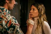 Tschugger Staffel 2 Folge 3 Hauptmotiv 1 Wie wickelt man eine Bundespolizistin um den Finger? David Constantin als Bax, Anna Rossinelli als Annette