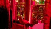 Das Rotlichtviertel Amsterdams ist einer der Hauptanziehungspunkte der Touristenströme der Stadt. Deshalb wird nun diskutiert, die Prostitution in ein Erotikcenter auszulagern. Die Sexarbeiterinnen, die hinter diesen Fenstern ihren Job in eigener Regie machen, wollen nicht weg und fühlen sich als Bauernopfer einer verfehlten Tourismuspolitik.