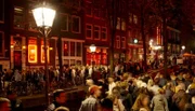Das Rotlichtviertel Amsterdams ist einer der Anziehungspunkte der Touristenströme der Stadt, hier ist es immer besonders voll. Deshalb gilt hier mittlerweile für Besucher eine Einbahnstraßenregelung.