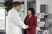 Ameena (Mira Mazumdar, r.) kommt nach Erfurt und besucht Elias (Stefan Ruppe, l.) im Klinikum.