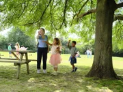 Im Stadtpark trifft Emma (Jessica Barden, l.) zufällig auf die Kinder Poppy (Isabella Tyson, M.) und Jack (Lucas Tyson, r.), doch sie ist überrascht, keine Aufsichtsperson in ihrer Nähe zu entdecken.