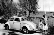 Der Deutschen liebstes motorisiertes Kind in der Nachkriegszeit war der VW Käfer. Er machte sie auf dem Weg zur Arbeit wie zur Erholung mobil.