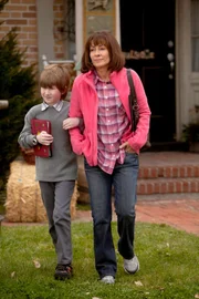 Zum Muttertag wünscht sich Frankie (Patricia Heaton, l.) ein Foto zusammen mit ihrer Familie. Der Fotograf steht auch bereit, doch anstatt sie mit ihren Kindern zu fotografieren, macht er einen Schnappschuss von ihr und Arlo (Nick Shafer, r.), einem fremden Kind ...