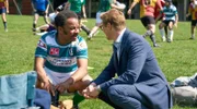 Um wichtige Deals einzufädeln besucht Lobbyist Max Lentor (Helgi Schmid, re.) auch mal den Industrievertreter Arie Merzen (Simon Pearce, li.) auf dem Sportplatz.