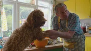 Wuffel hilft Opa Denis (Paul Ryan) beim Backen von Hundekuchen.