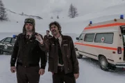 Tschugger Staffel 1 Regie: David Constantin und Leandro Russo Produktion: Shining Film AG Kamera: Rafael Kistler Drehbuch: Johannes Bachmann, Arnold B. Bucher, David Constantin, Rafael Kistler, Leandro Russo, Mats Frey Folge 3 Hauptmotiv 1 Am Tatort: Dragan Vujic als Pirmin, David Constantin als Bax