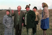 "Ein echter Wiener geht nicht unter", "Die Erbschaft." Der Briefträger bringt eine Überraschung: Die Rosa-Tante, eine entfernte Verwandte von Toni, ist plötzlich gestorben, und hinterlässt ihren Lieben eine Landwirtschaft bei Tulln. Mundl sieht sich bereits als wohlhabender Bauer und macht sich sogar schon Sorgen, als er in der Zeitung von fallenden Rindfleischpreisen hört. Die Nachrichten über das Atomkraftwerk Zwentendorf interessieren ihn dagegen weniger. Karli hat in der Zwischenzeit endlich die Führerscheinprüfung bestanden und sich auch mit Irma wieder versöhnt. Irmas Eltern sind von der Versöhung nicht besonders erfreut, werden aber durch die Aussicht, dass die Sackbauers bald Grund- und Hauseigentümer werden, versöhnlich gestimmt. Mundl und Toni wollen gemeinsam mit Karli die Erbschaft besichtigen. Der Bauernhof stellt sich als verfallenes Haus am Rand einer Landstraße heraus, für das die Sackbauers auch noch eine beträchtliche Summe an Erbschaftssteuer zahlen müssten. Und noch dazu ragt im Hingergrund das Atomkraftwerk Zwentendorf in den Himmel. Als ein reicher Grundstücksmakler ein Angebot für das verkommene Haus macht, könnte die ganze Sache doch noch ein gutes Ende nehmen.