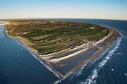 Ganz im Norden, an der Spitze der Halbinsel Jütland, liegt Grenen, eine lange Sandbank, wo das dänische Festland und die Küste enden und an der zwei Meeresgebiete aufeinandertreffen: das Skagerrak und das Kattegat.