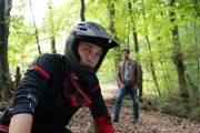 Der Schock sitzt tief. Die Trailbikerin Monja Karner wird bei einer Abfahrt absichtlich zu Fall gebracht und stirbt. SOKO-Kommissar Jo Stoll (Peter Ketnath, r.) befragt ihren Biker-Kollegen Philipp Bode (Jannik Mühlenweg, l.), den Monjas Tod sichtlich mitnimmt.