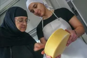 Schwester Theosemni stellt den Graviera her, einen Schafskäse, der typisch für Griechenland ist.