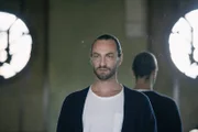 Neben dem Stress eine verunfallte Solistin umzubesetzen, beschäftigt Jonas (Loris Freeman) etwas weiteres. Er steht in der engeren Auswahl als neuer Intendant der Opéra Garnier.
