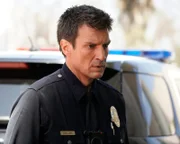 John Nolan (Nathan Fillion) ist auf dem Weg zu einem Einsatz.