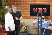 Gordon Ramsay (r.)