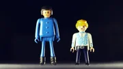 Play-Big gegen Playmobil – am Ende bringt der Kleine den Großen zu Fall.