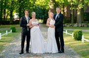 Doppel-Hochzeit zu fünft bei Rote Rosen: Die Freundinnen Britta und Carla strahlen mit ihren zukünftigen Ehemännern Ben und Torben um die Wette. Stolz präsentiert die hochschwangere Britta ihren Baby-Bauch und hofft, dass der Nachwuchs nicht ausgerechnet an ihrem Hochzeitstag das Licht der Welt erblicken will.