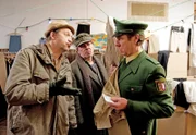 V. l. Adsche und Brackelmann mit Peter dem Polizisten. Auch er braucht ein neues Beinkleid.