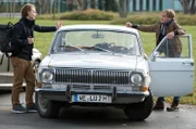 Mikko ist von Eisenach ins Klinikum getrampt. Johannes Försters Oldtimer schafft es gerade noch auf den Parkplatz des JTK.