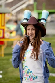 Eden Sher (Sue Heck).