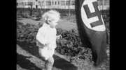 Kleinkind mit Hakenkreuzfahne, 1934.