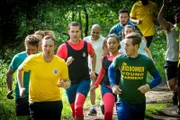 Der so genannte Mud Run, ein Geländelauf unter erschwerten Bedingungen, zieht viele Sportler an, darunter auch Barnabys Assistenten Detective Sergeant Jamie Winter (Nick Hendrix, 3.v.l.) und Police Constable Jade-Marie Pierce (Eleanor Fanyinka, 2.v.r.), die sich beide mit ihren auffälligen roten Leggins vom Rest der Gruppe deutlich abheben.