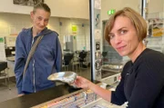 Daniela Möllenlamp und Jenny bei der Ausgabe im Konsumraum.