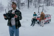 Tschugger Staffel 1 Hauptmotiv 1 Drohnenpilot für Drogendeal: Cedric Schild als Smetterling, Arsène Junior Page als Juni, Annalena Miano als Valmira