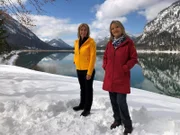 Marianne Kreuzer (rechts) und Michaela Gerg am Sylvensteinsee.