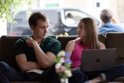 Ben (Harry Lawtey) zeigt Emma (Jessica Barden) vertrauensvoll einen Textentwurf zu einem sehr persönlichen Artikel und bittet sie um Rat.