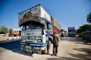 Lkw-Fahrer Babu Singh am National Highway 62.