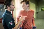 Mattes (Matthias Schloo, l.) ist sich sicher, dass Philipp (Rick Okon, r.) Ava ein falsches Alibi gegeben hat und warnt ihn vor den möglichen Folgen.