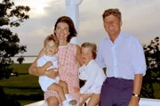 Die Kennedy-Familie in Hyannis Port (Jackie und John mit Kindern John Junior und Caroline), 1962.