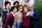 L-R: Entourage #1 (Ryan Barker), Ceviche (Tess Aubert), Entourage #2 (Drey Hay), Titi B (Josie Totah), Orly (Kyla Kenedy), Security Guard (Ray Dennis) und Mayor Neil Bremer (Ted Danson)