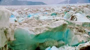 Gebrochenes Eisfeld mit "schwarzem Eis" auf dem Gletscher bei Narsarsuaq in West-Grönland.