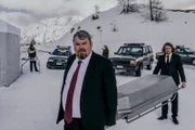 Tschugger Staffel 1 Regie: David Constantin und Leandro Russo Produktion: Shining Film AG Kamera: Rafael Kistler Drehbuch: Johannes Bachmann, Arnold B. Bucher, David Constantin, Rafael Kistler, Leandro Russo Folge 3 Hauptmotiv 4 Keine Toten für den Bestatter: Mike Müller als Luc Konrad (vorne)