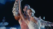 Selbst während der Aufführung bemerkt Jonas Zoés Anspannung. Doch jetzt gibt es kein Zurück mehr. Sie muss nicht nur den Zuschauern, sondern auch sich selbst beweisen, dass sie dem Druck einer Primaballerina noch immer gewachsen ist.