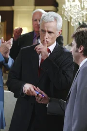 Während Victor (John Slattery) und Gabrielle an der Siegesfeier für den neuen Bürgermeister teilnehmen, schickt Victor Schläger los, die den Polizisten verprügeln, der Gabrielle verletzt hatte.