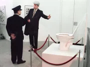 Heinz (Gerd Dudenhöffer) erklärt dem erstaunten Museumswärter seine Interpretation der ausgefallenen Exponate.