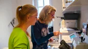 Während Alexandra Erbeldinger die Urinprobe von Bagle auswertet, tastet Stephanie Petersen nebenan noch ein Organ bei Bagle ab, das nur die männlichen Hunde besitzen.