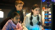 Amy (Melody Rose), Moritz (Jan Friedrichsen) und Jasina (Sophia Grande) überprüfen heimlich die Aussagen von Leos Vater.