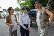Jasmin Sayed (Sesede Terziyan, li.) und Paula Sprenger (Sarina Radomski, mi.) befragen Skipper Möhlmann (Michael Kind, re.) in der Sunrise Marina.