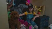 Evi (Tahliya Lowles) versucht, Wuffel klarzumachen, warum er nicht auch in die Schule gehen kann.
