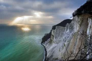 Im Südosten Dänemarks mündet ein dichter Buchenwald in einen plötzlichen Steilabfall. Eine riesige, weiße, 128 Meter hohe Wand ragt aus dem Meer: das Møns-Kliff.