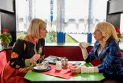 L-R: Sonia Clementi (Ines Honsel), Uschi (Eva Billisich).
