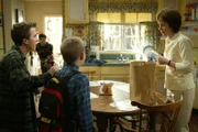 Von links: Malcolm (Frankie Muniz), Reese (Justin Berfield), Dewey (Erik Per Sullivan) und Lois (Jane Kaczmarek)